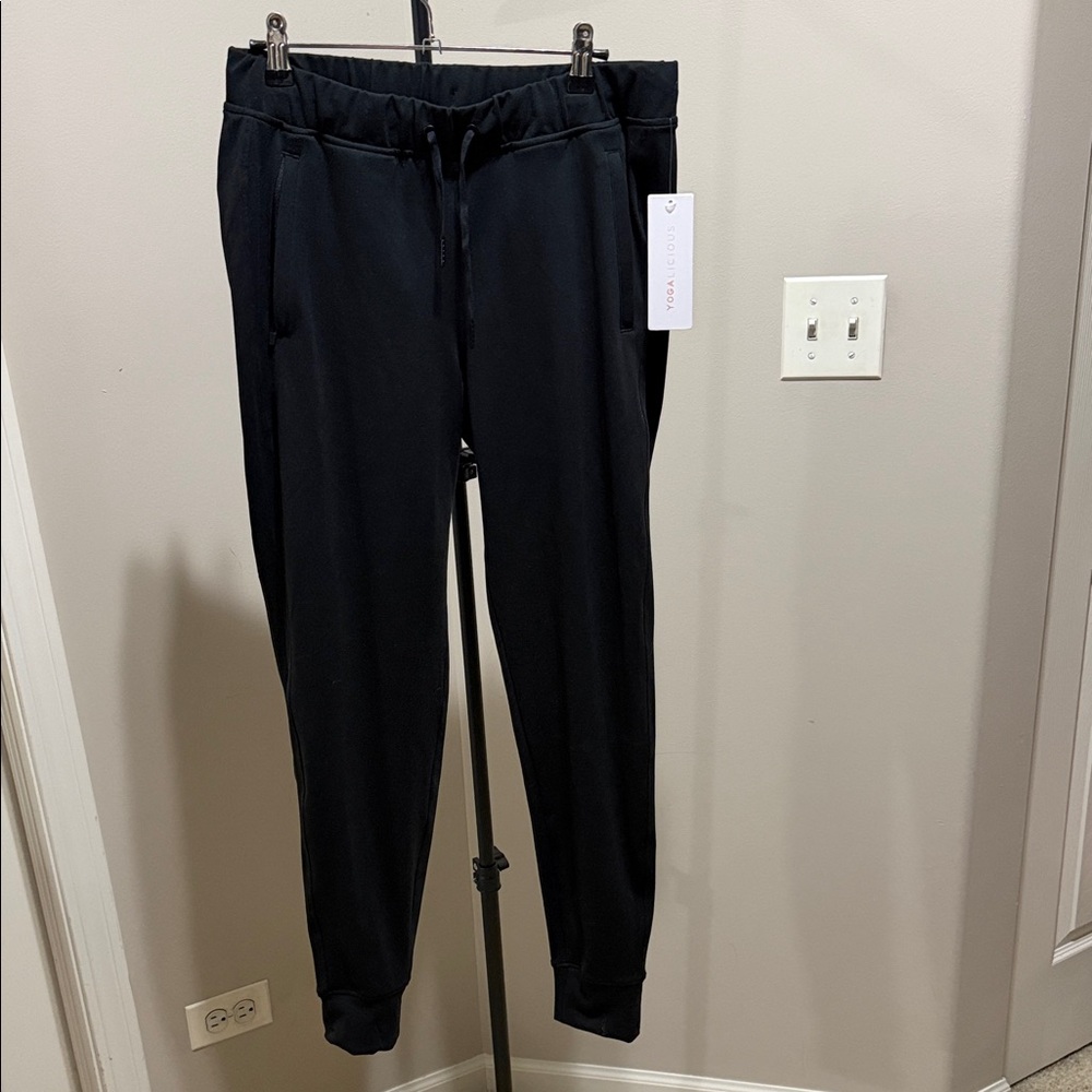 Yogalicious Lux Avenue Jogger in Black: S